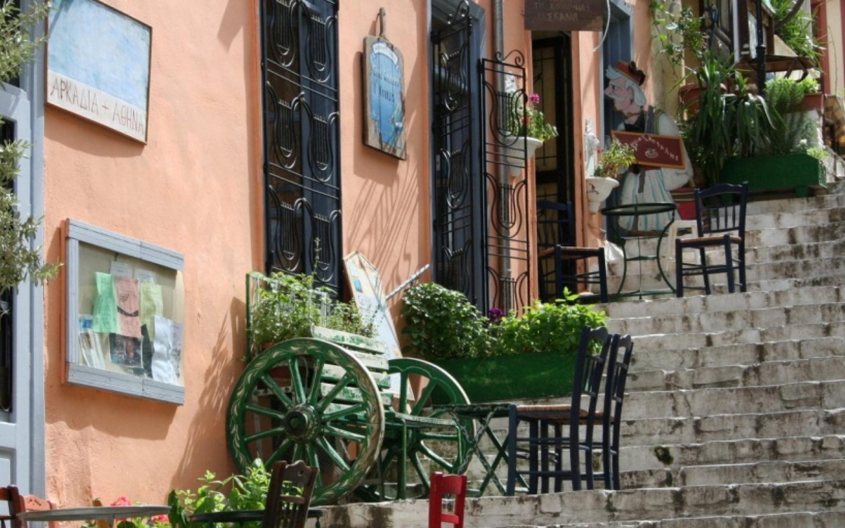 Старинная улочка в Афинах