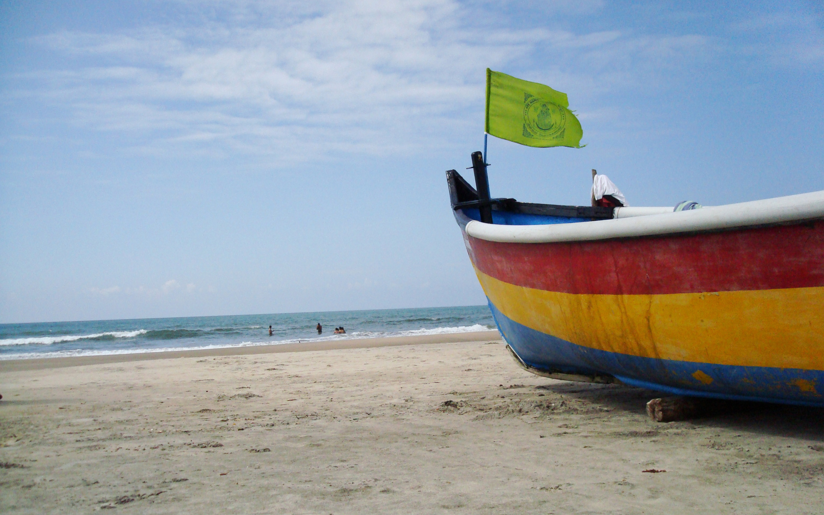 Лодка на пляже в Арамболе