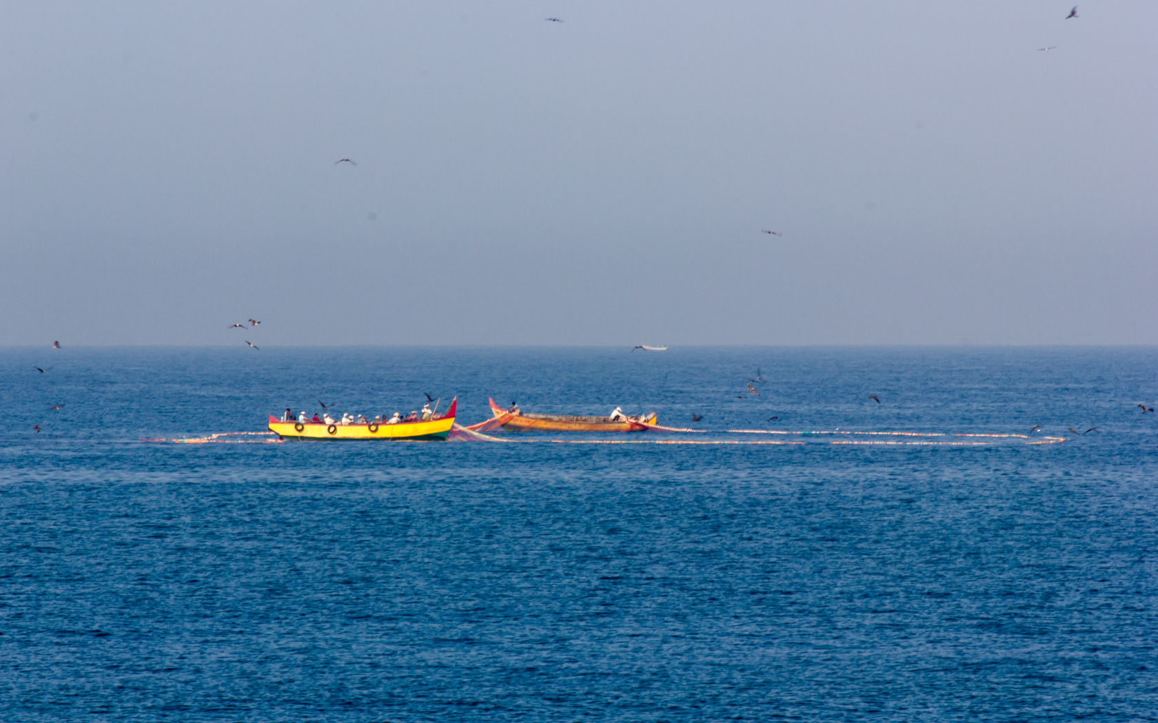 Лодки возле побережья в Варкале
