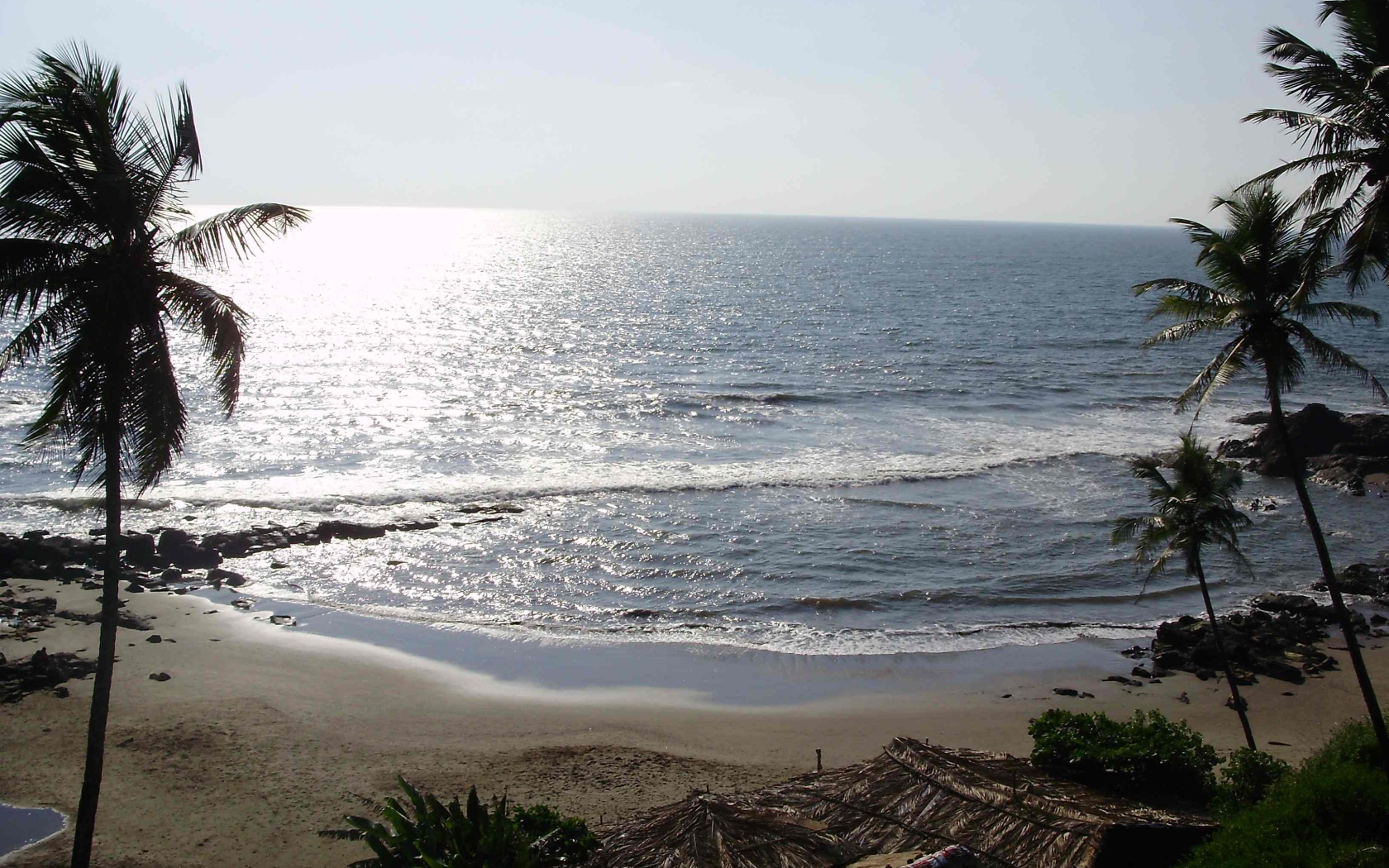 Пустой пляж вечером в Вагаторе