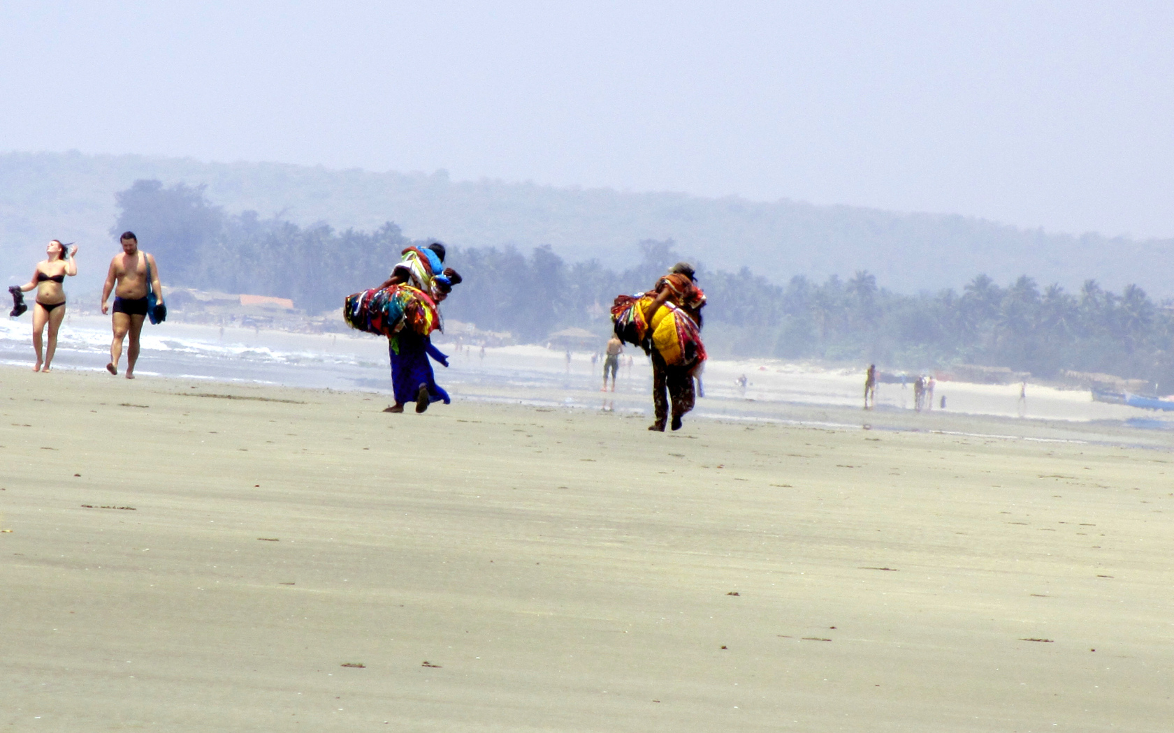 Люди на пляже в Ашвеме