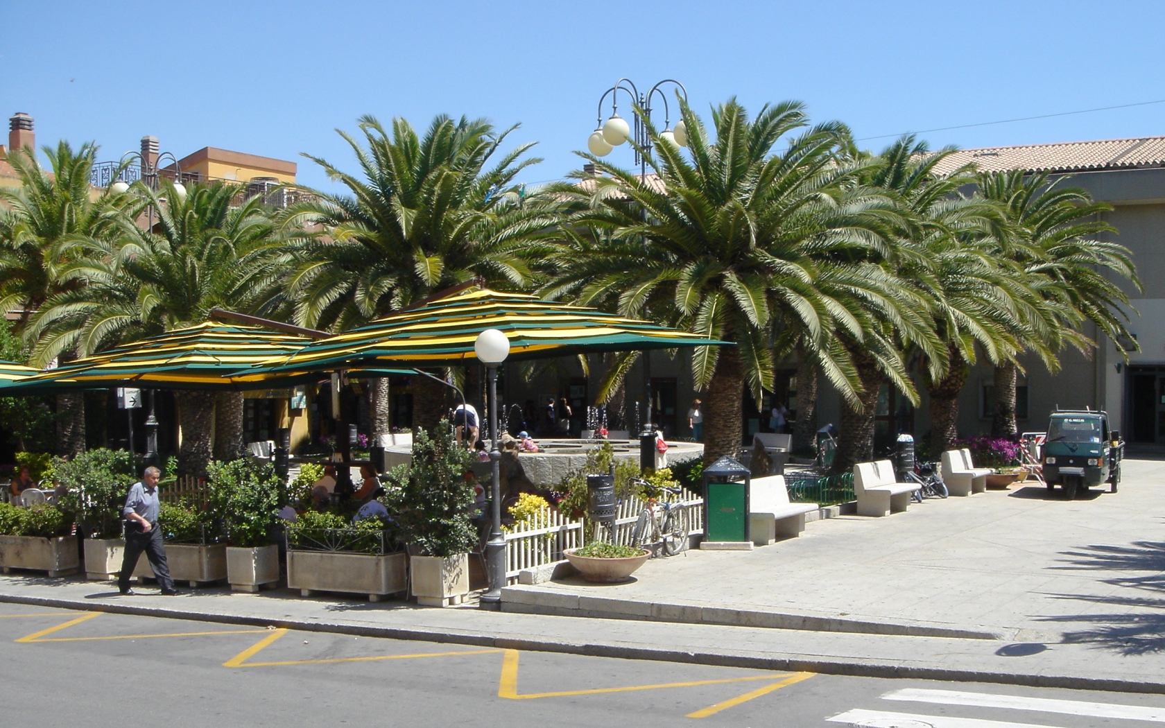 Уютное кафе на курорте Вилласимиус, Италия