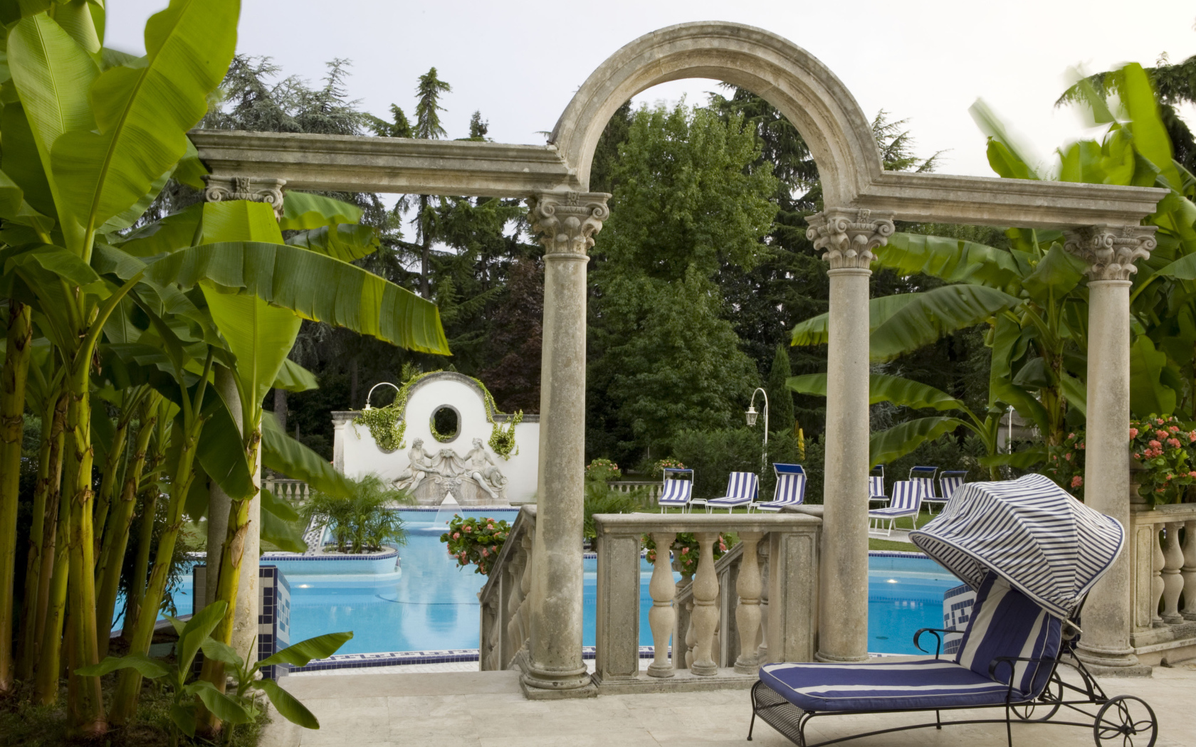 Старинная арка перед бассейном на курорте Абано Терме, Италия