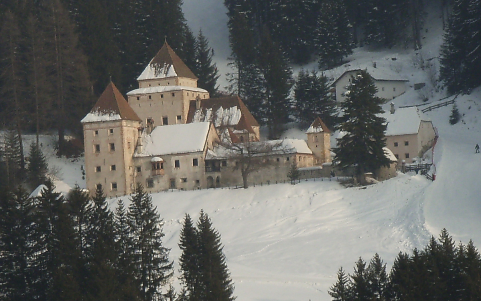 Старинный замок на курорте Ортизей, Италия