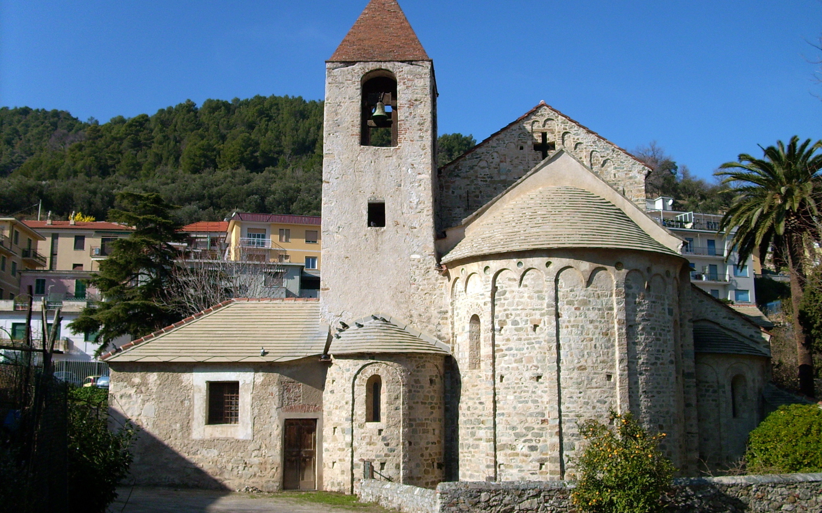 Древняя церковь на курорте Ноли, Италия