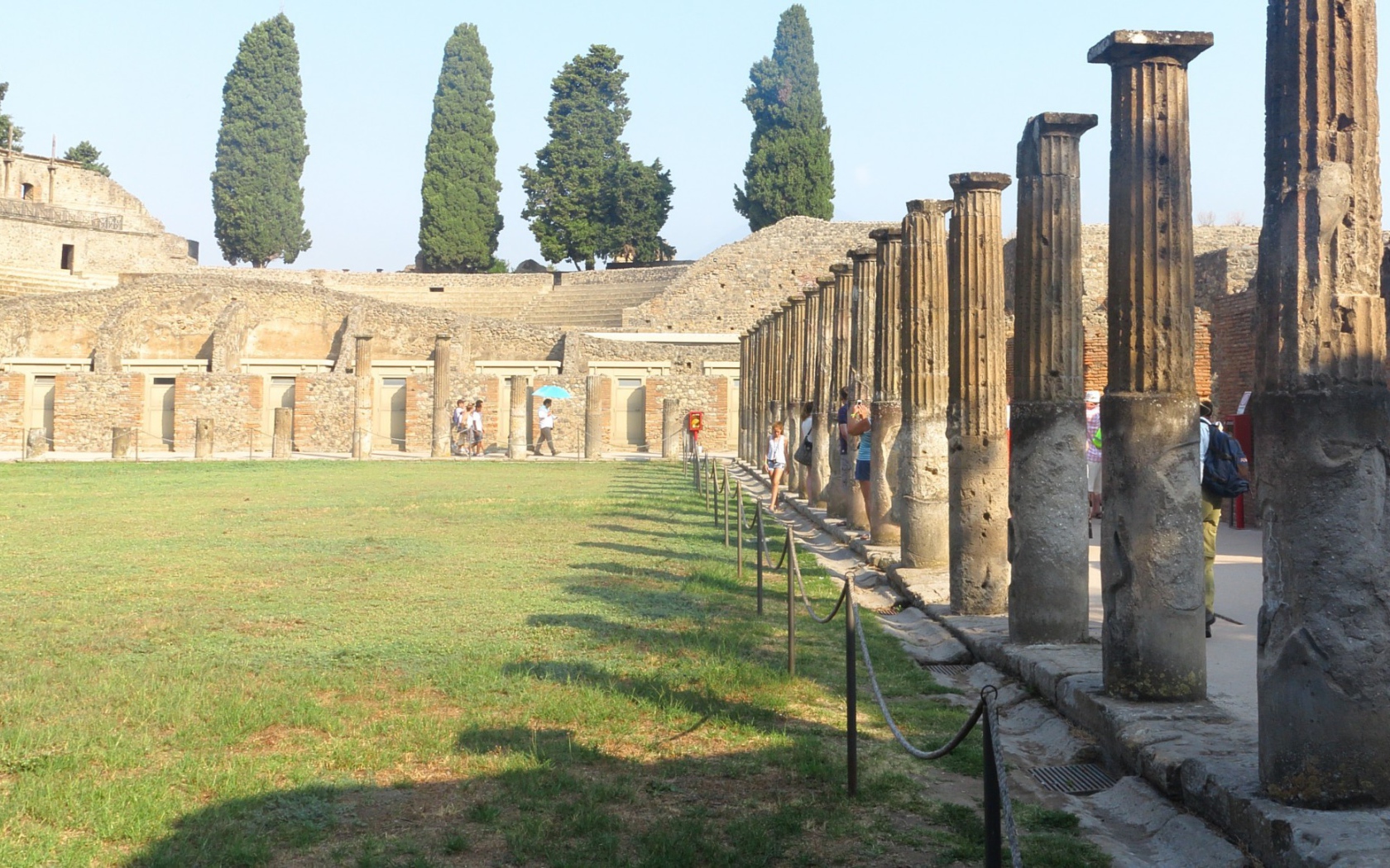 Древняя колоннада в Помпеях, Италия