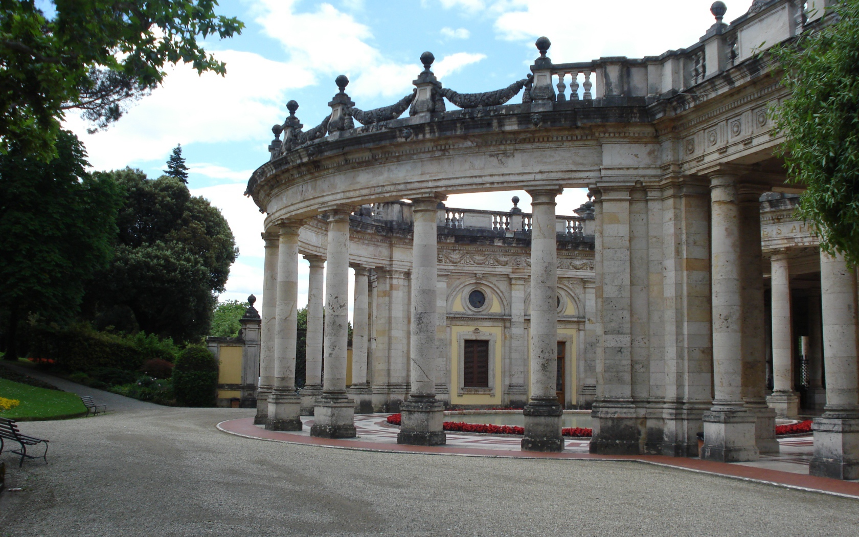 Старинные колонны на курорте в Монтекатини Терме, Италия