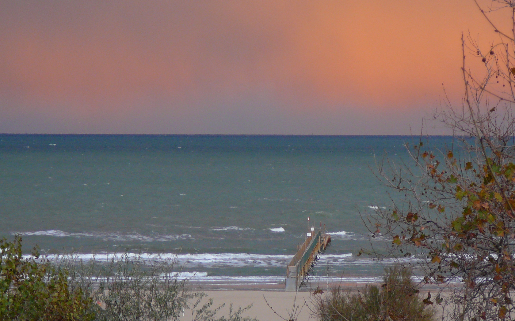 Осенний пляж на курорте в Римини, Италия