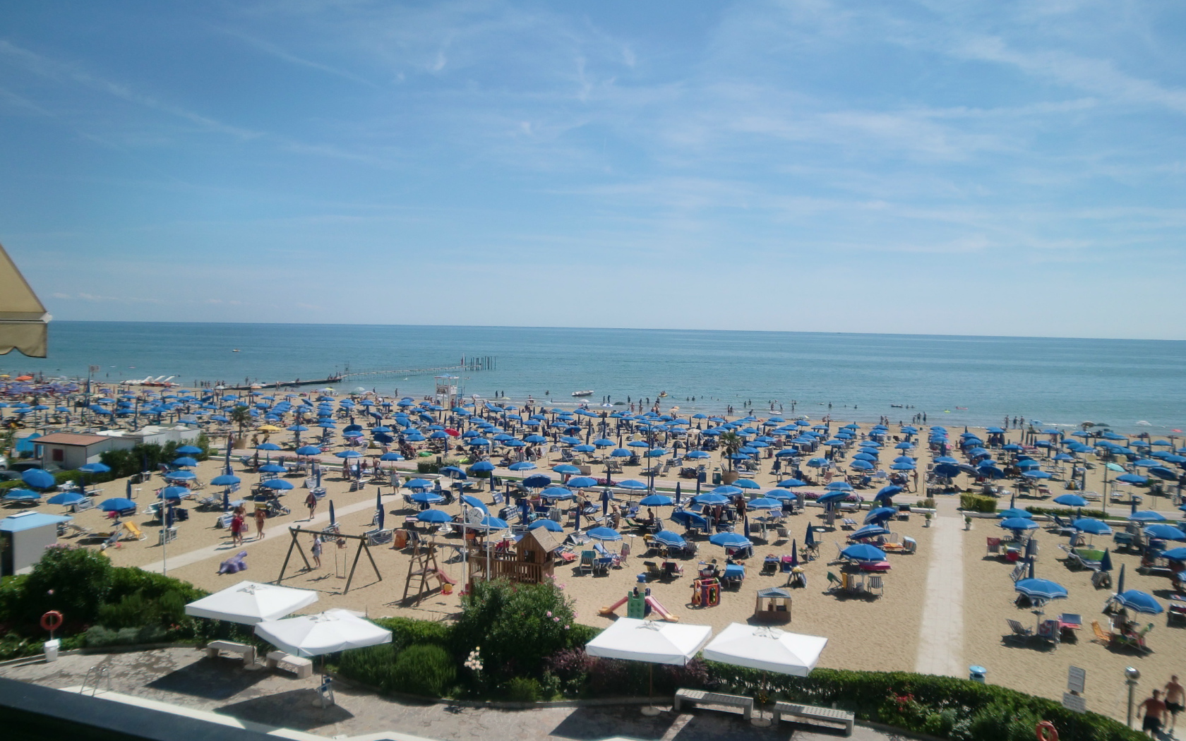 Осенний отдых на пляже на курорте Лидо ди Эзоло, Италия