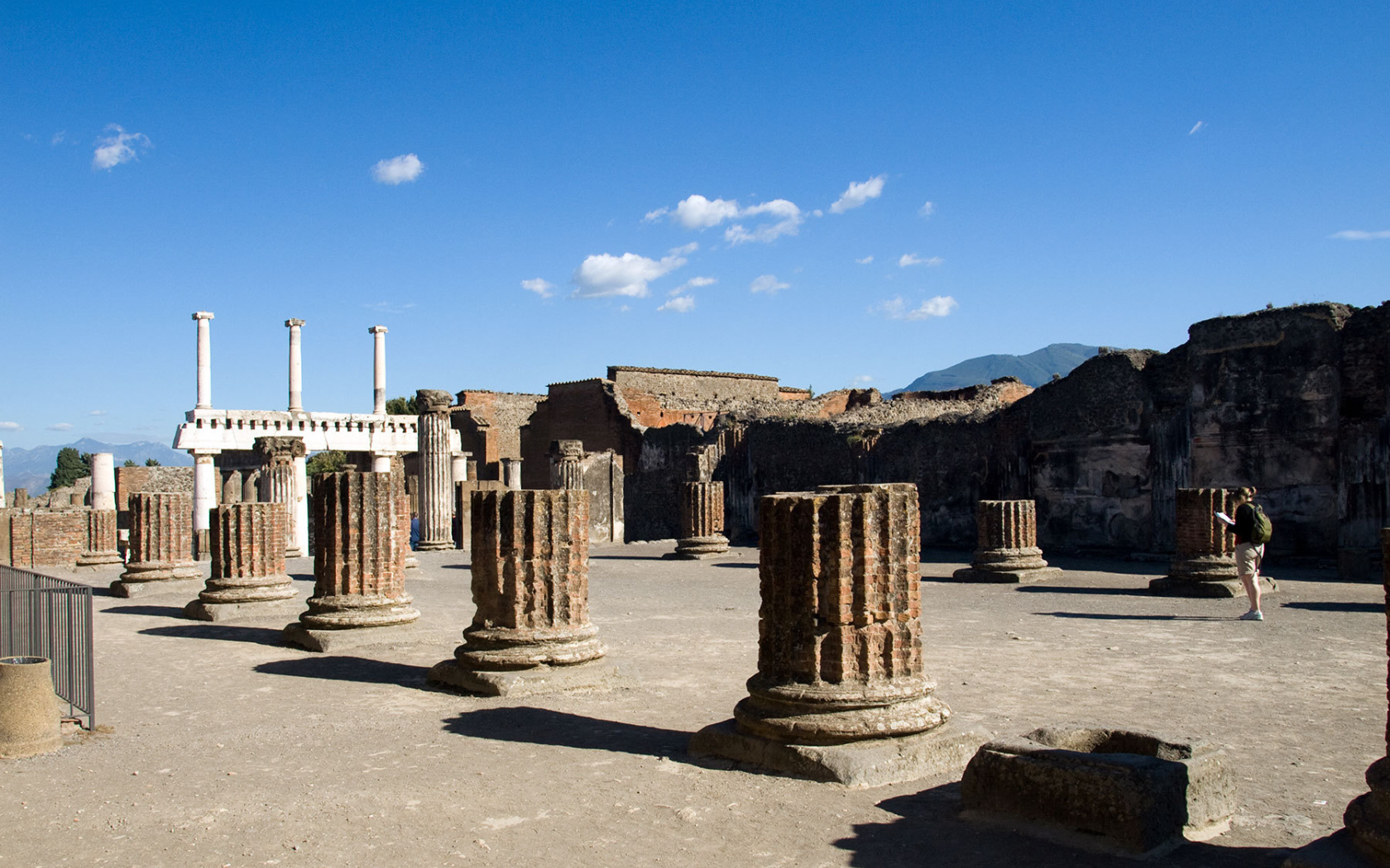 Основания колонн в Помпеях, Италия