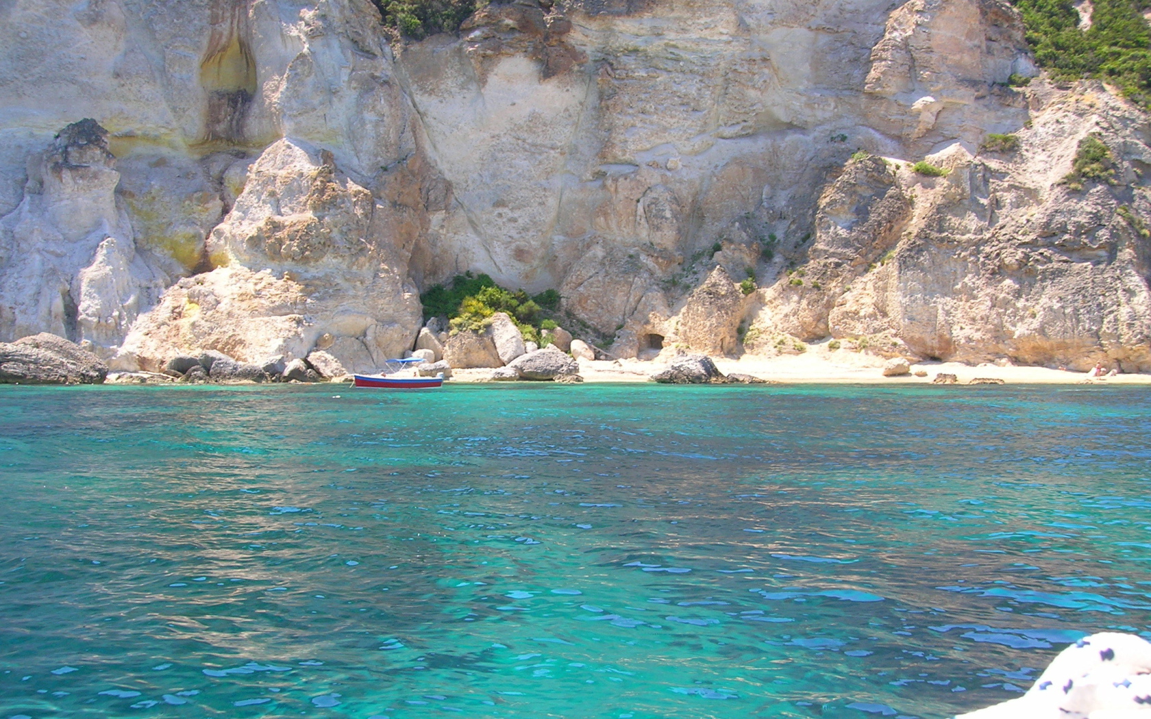 Лодка на фоне скал на острове Понца, Италия