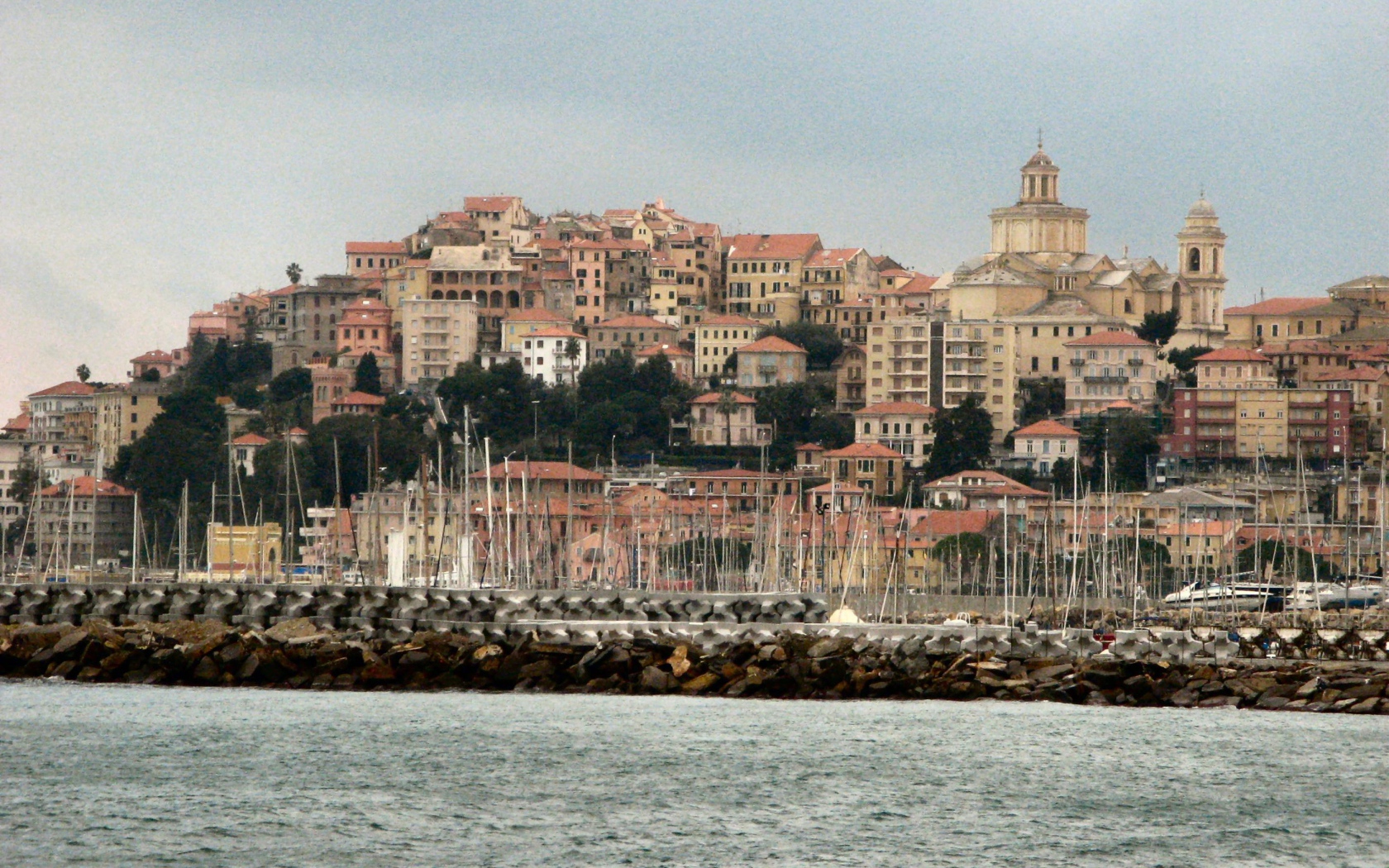 Лодки у причала на курорте Империя, Италия