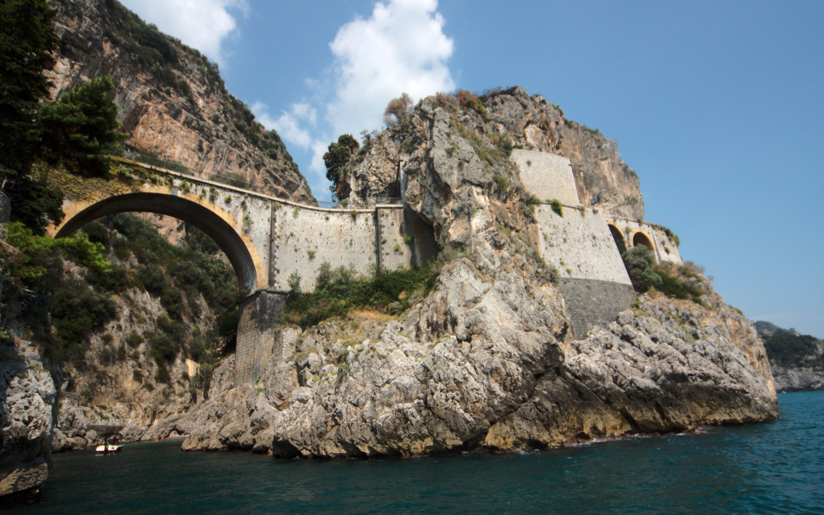 Мост над бухтой на курорте в Амальфи, Италия