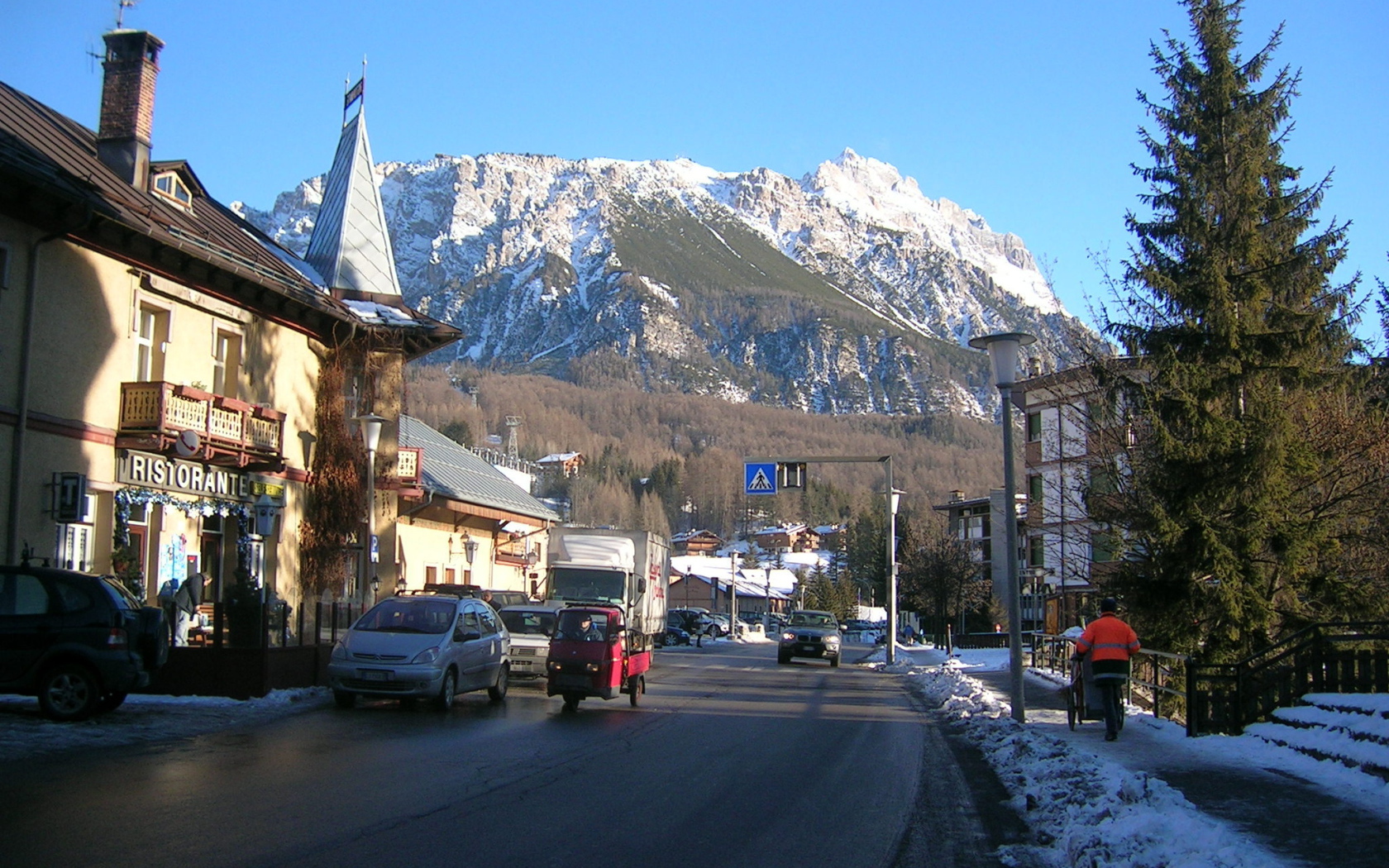 Городская улица на горнолыжном курорте Кортина д'Ампеццо, Италия
