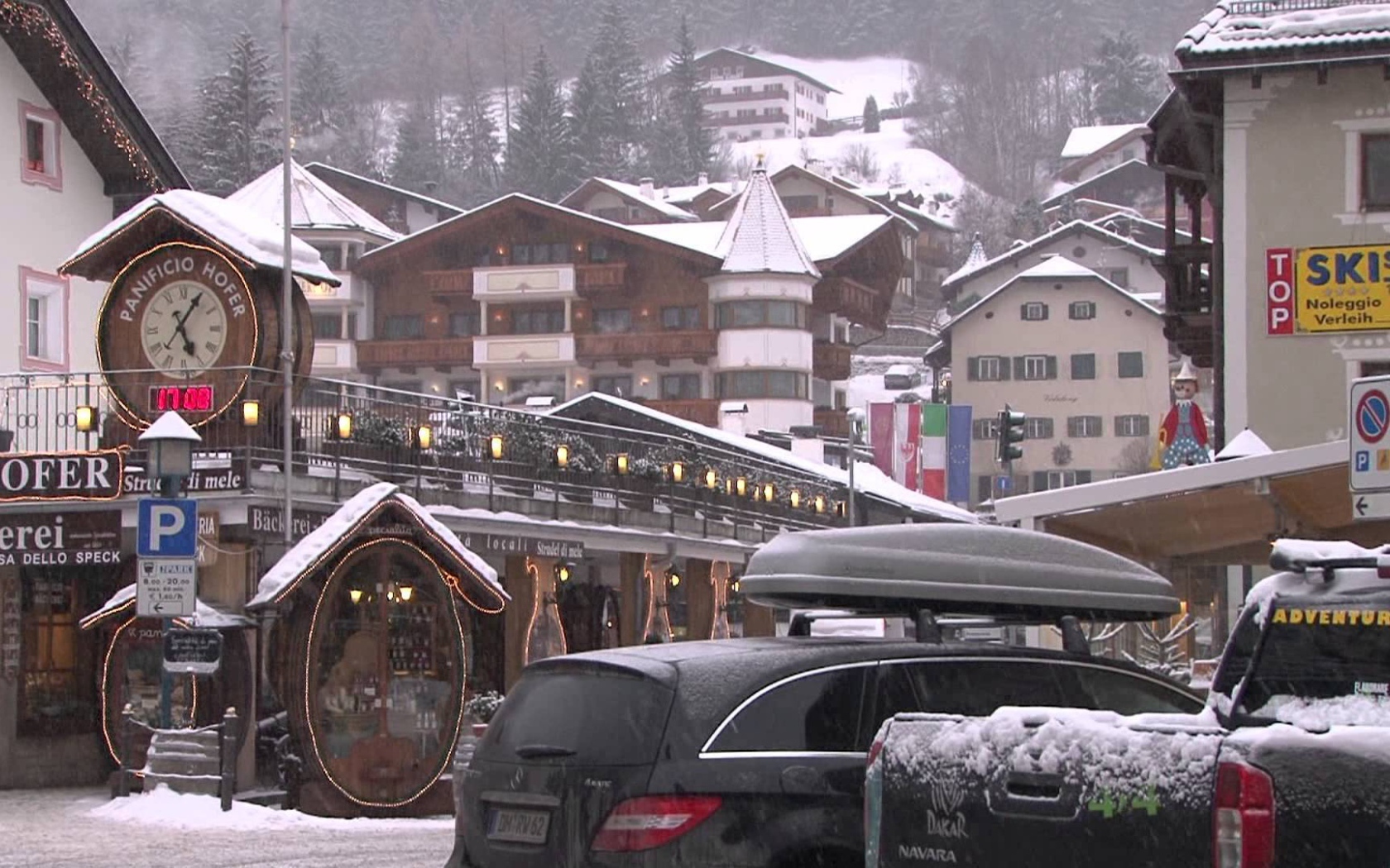 Городские улицы на горнолыжном курорте Валь Гардена, Италия