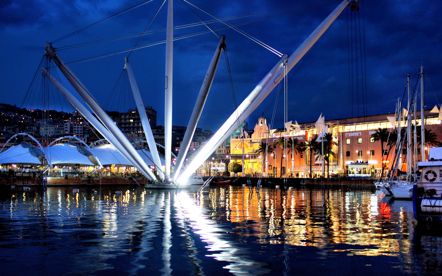 Конструкция в порту в Генуе, Италия