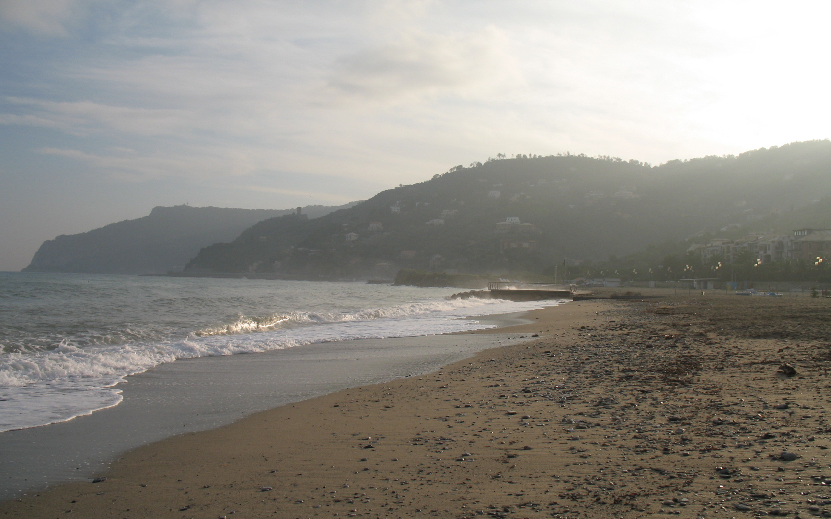 Рассвет на пляже на курорте Споторно, Италия