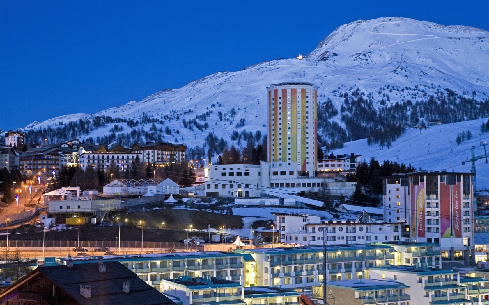 Вечернее сияние на горнолыжном курорте Сестриер, Италия