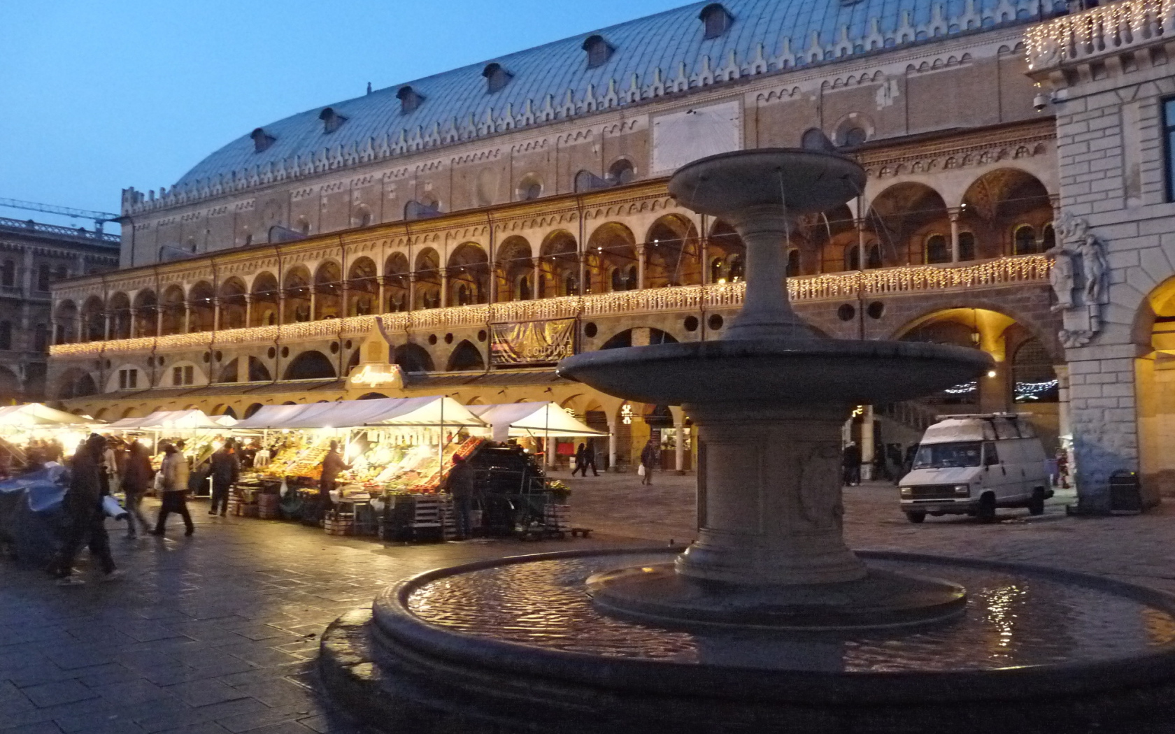 Вечерний рынок на площади в Падуе, Италия