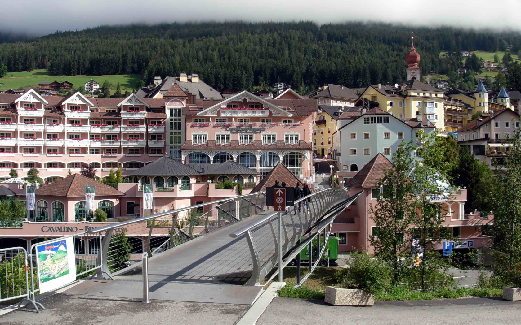 Пешеходный мост на курорте Ортизей, Италия