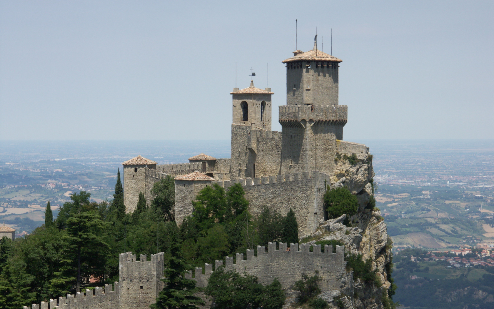 Крепость на вершине горы в Сан Марино, Италия