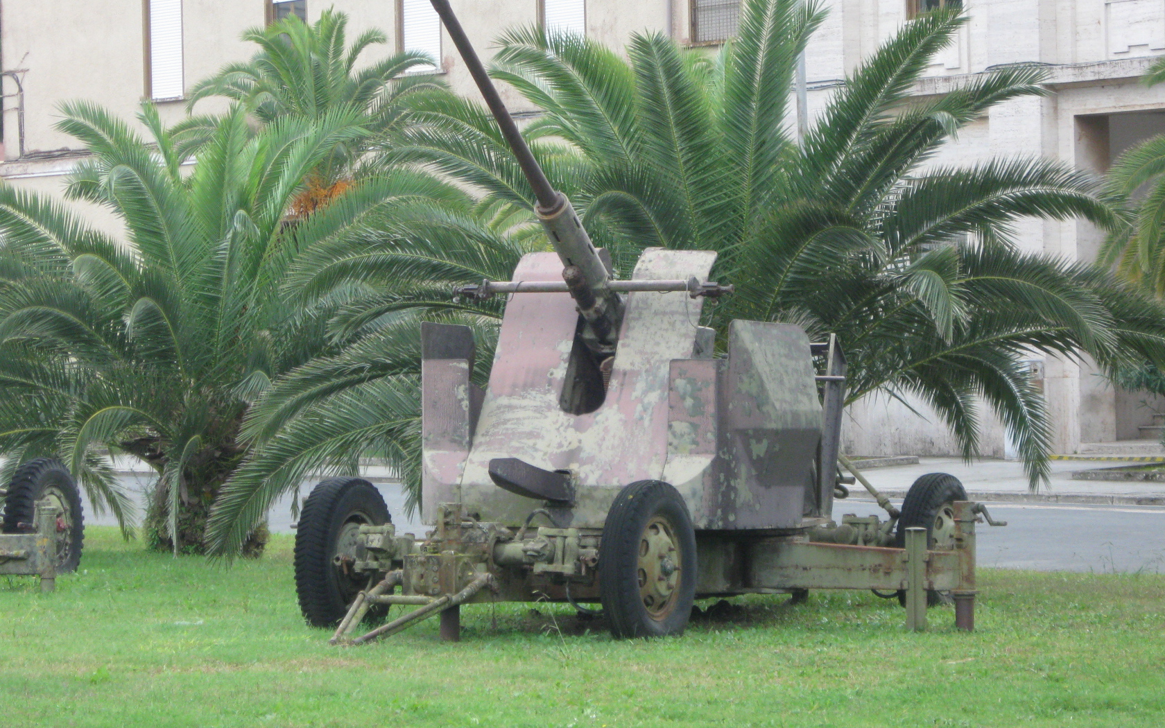 Пушка в городе на курорте Сабаудия, Италия