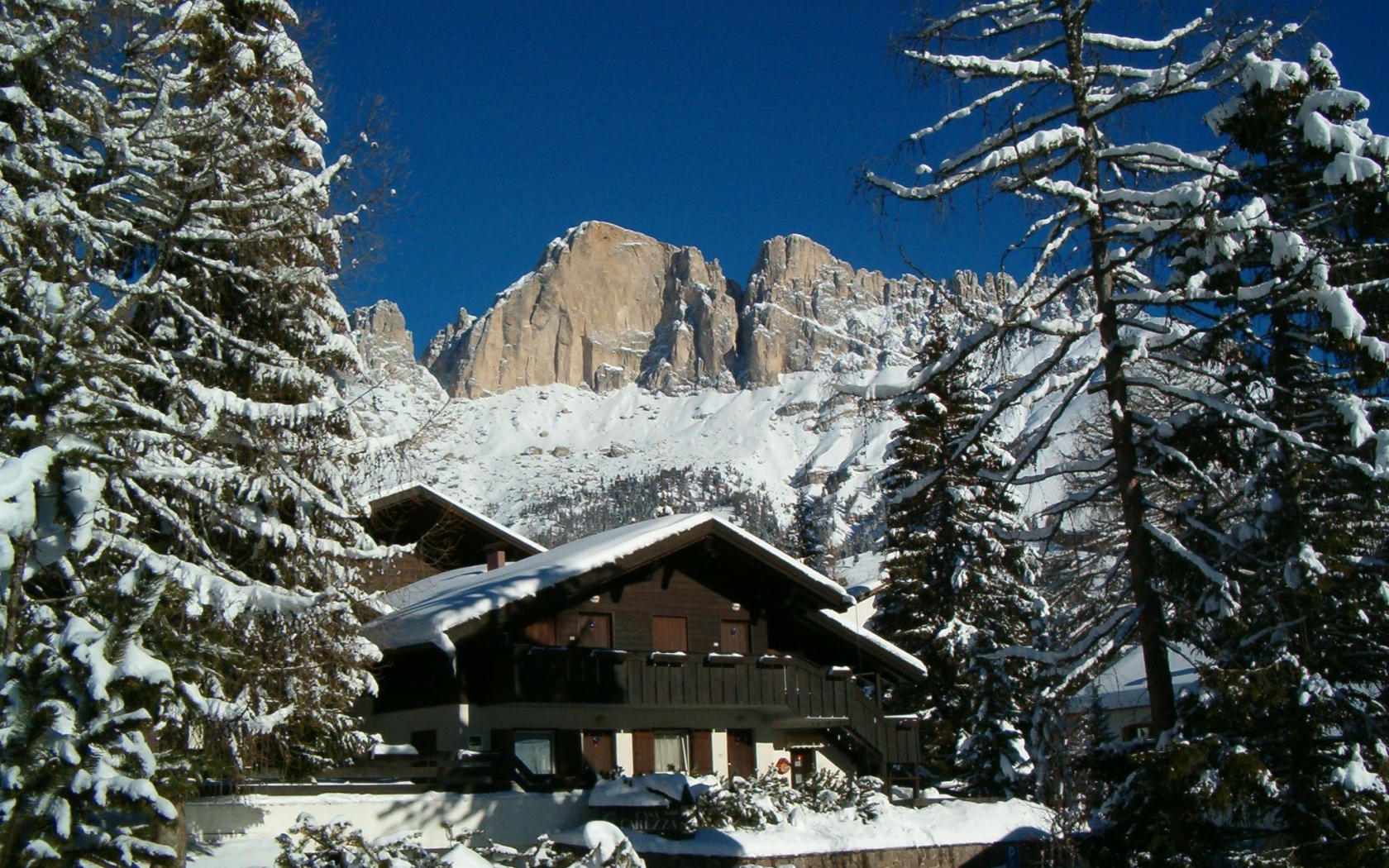 Гостиница среди сосен на горнолыжном курорте Валь-Ди-Фасса, Италия