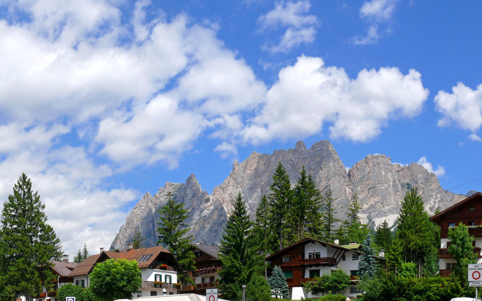 Гостиница на фоне гор на горнолыжном курорте Кортина д'Ампеццо, Италия