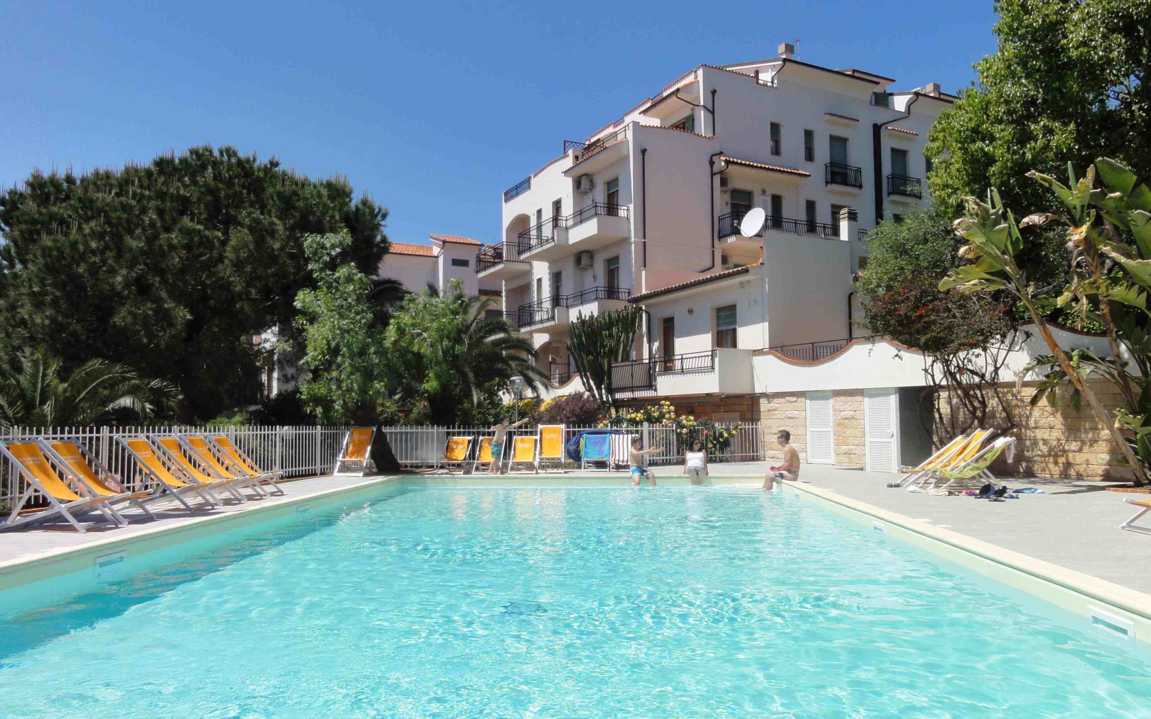 Гостиница на побережье на курорте в Пьетра Лигуре, Италия