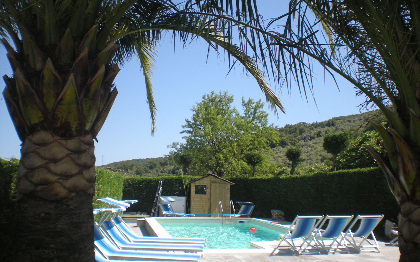 Бассейн в отеле на курорте Империя, Италия