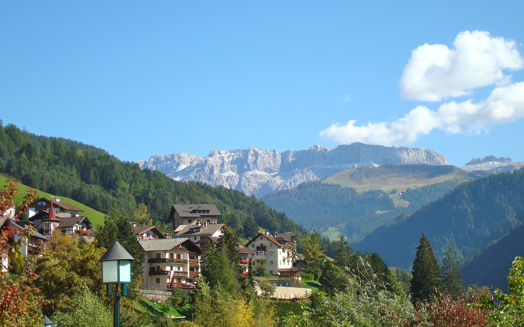 Дома на склоне горы на курорте Ортизей, Италия