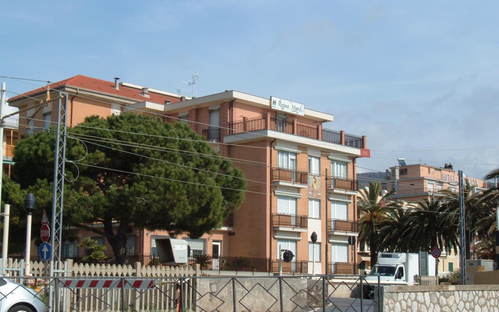 Дома на набережной на курорте в Пьетра Лигуре, Италия