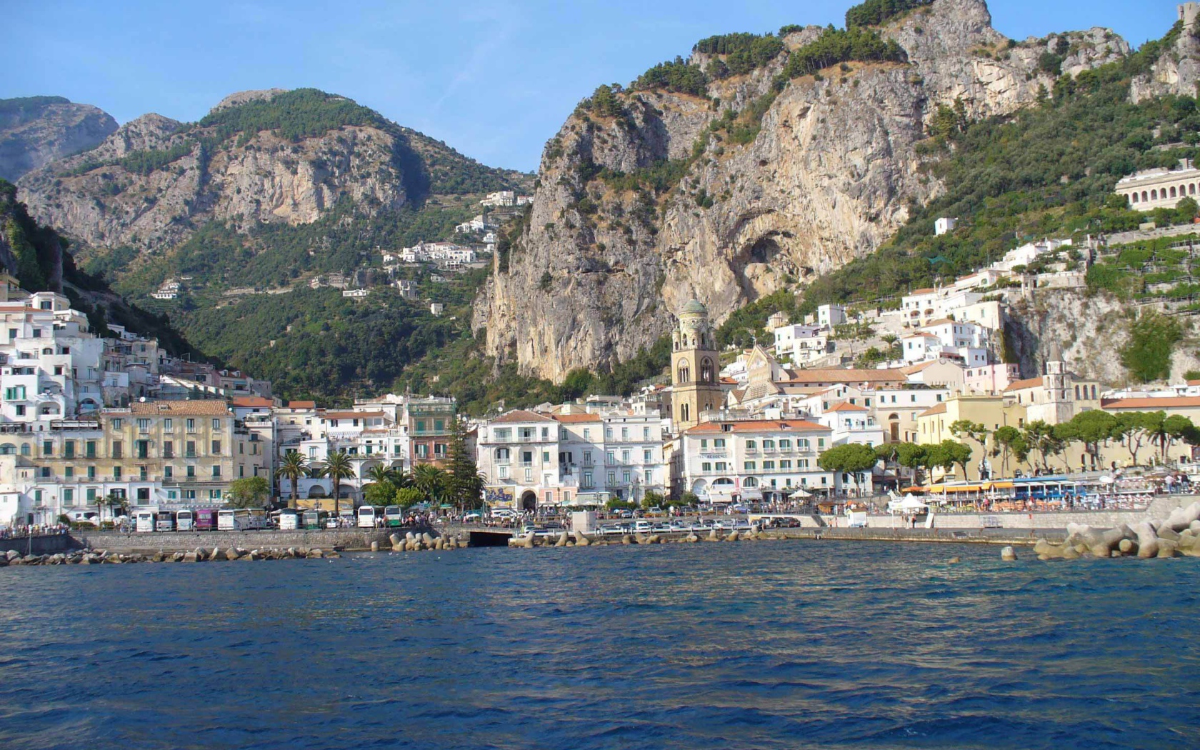 Причал на курорте в Амальфи, Италия