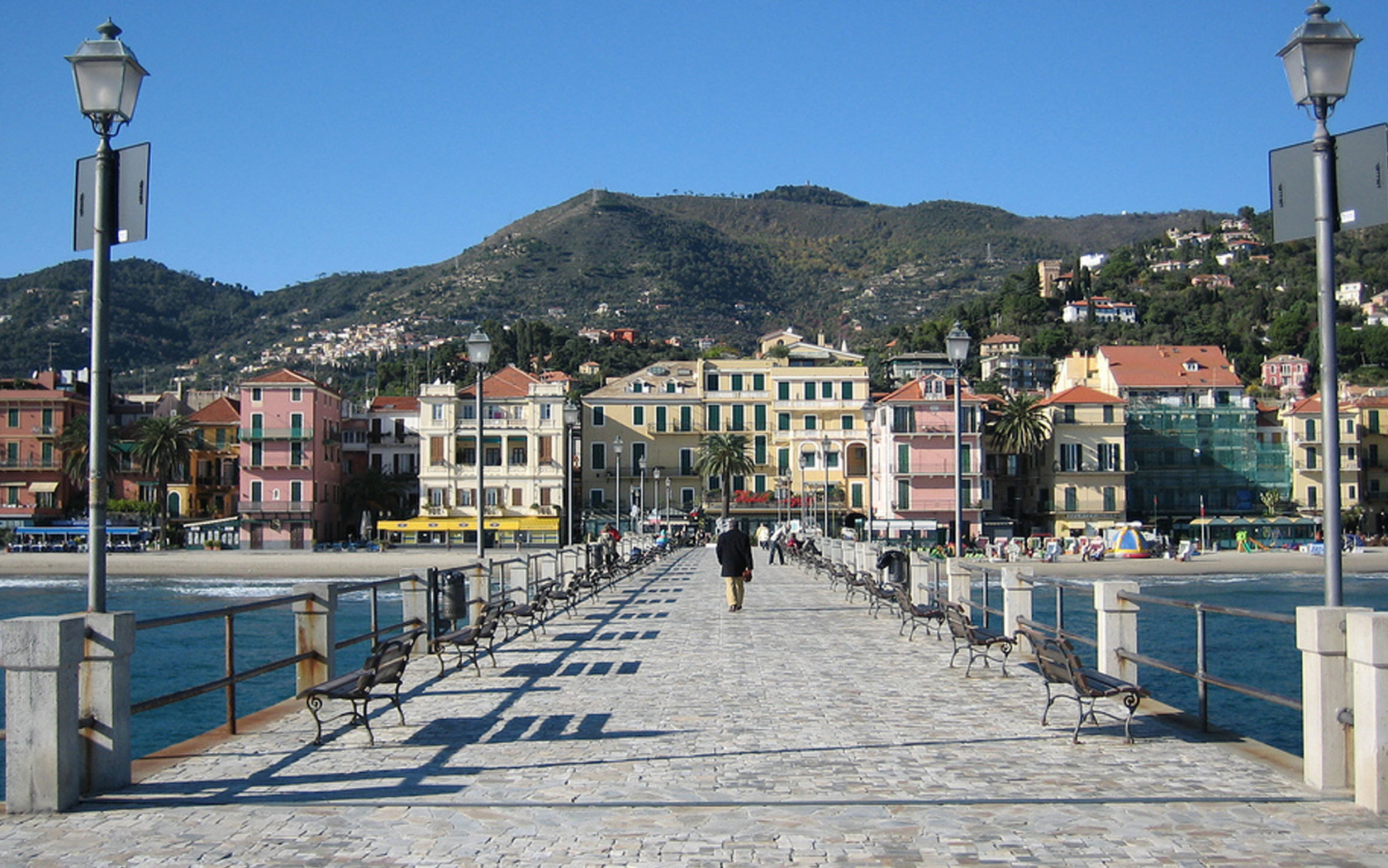 Причал на курорте Алассио, Италия