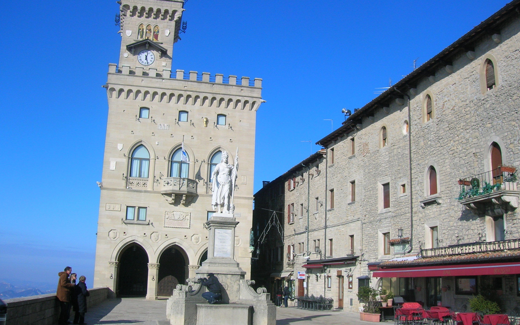 Памятник на площади в Сан Марино, Италия