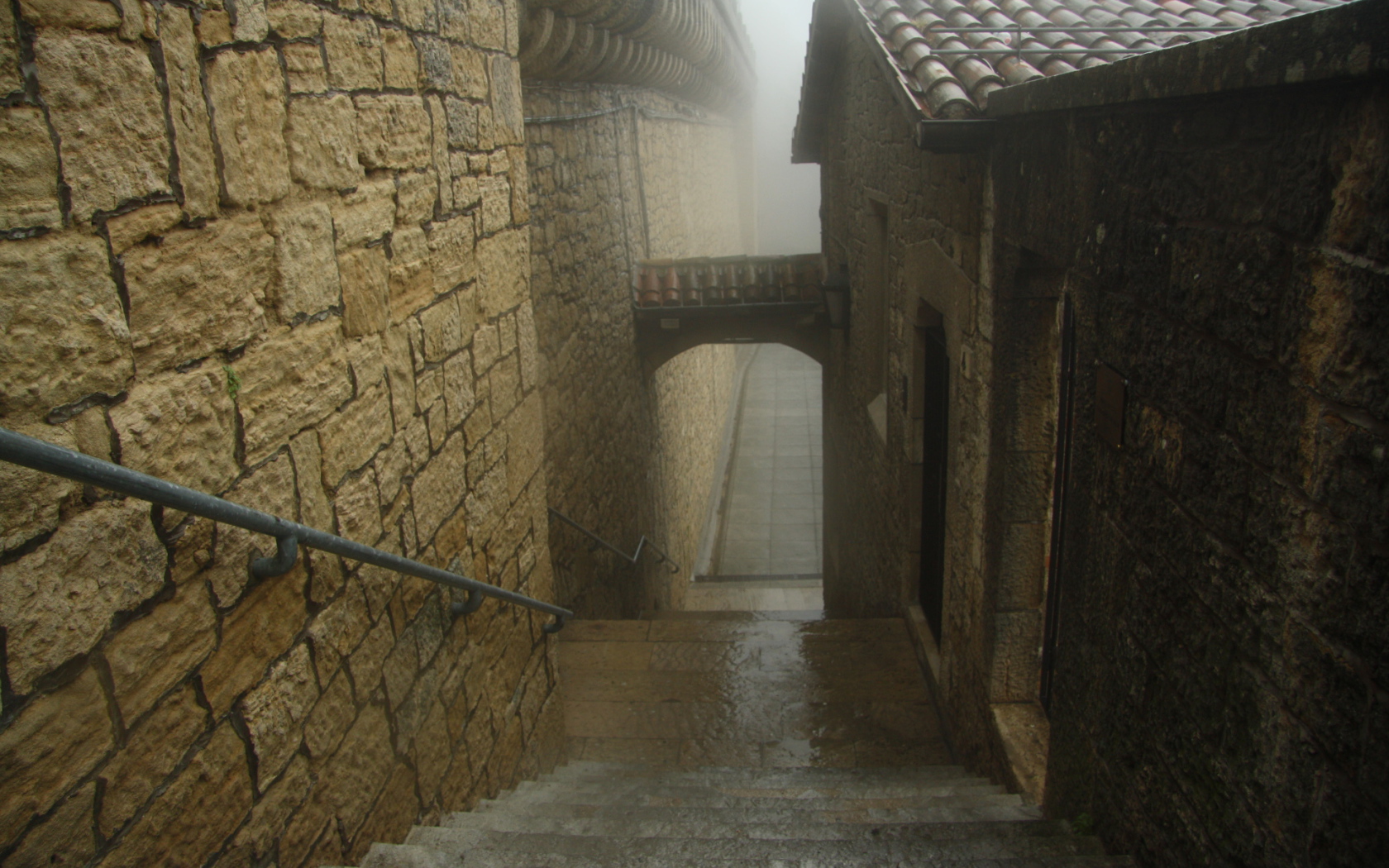 Узкие улочки в Сан Марино, Италия