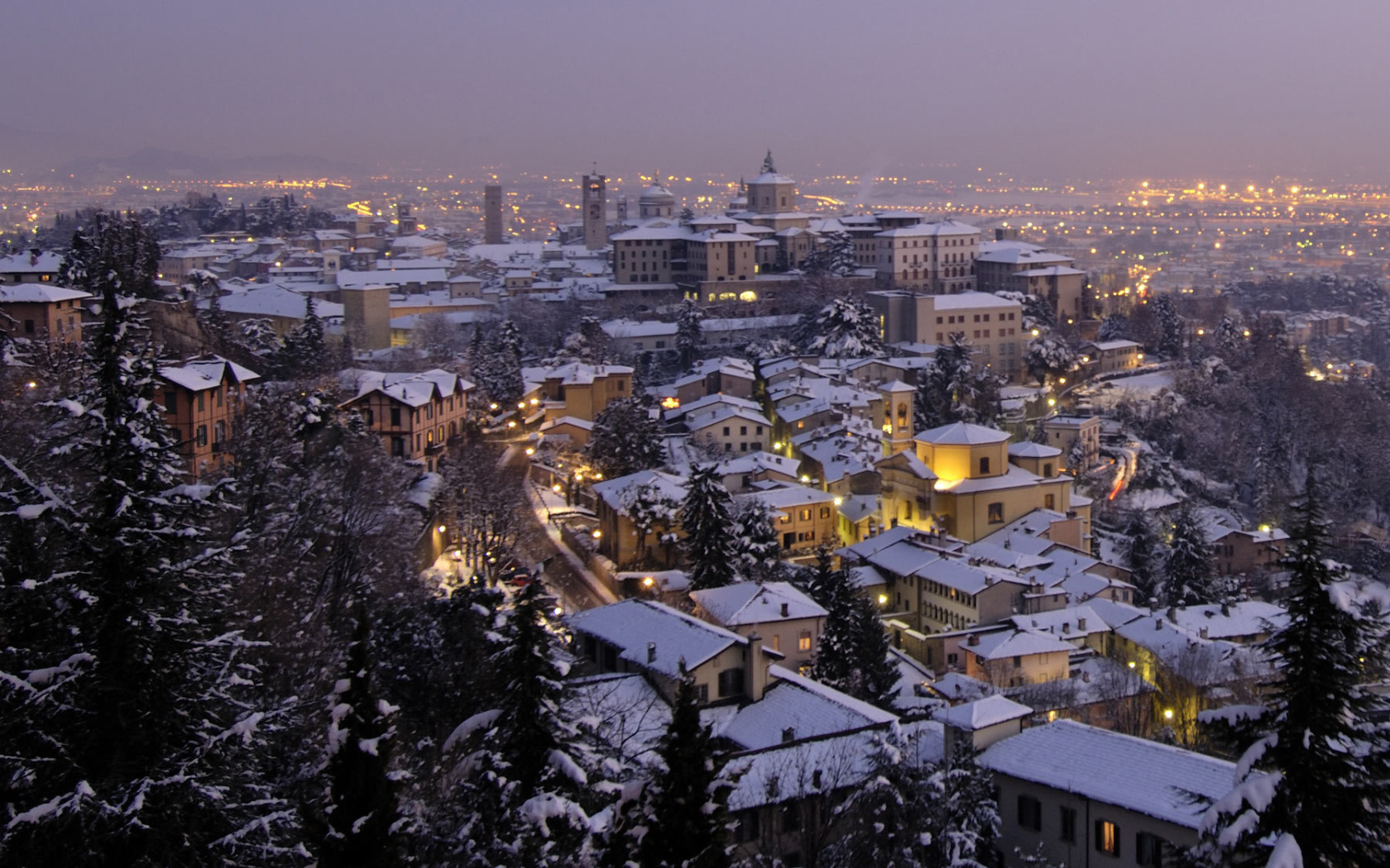 Ночные огни в Бергамо, Италия