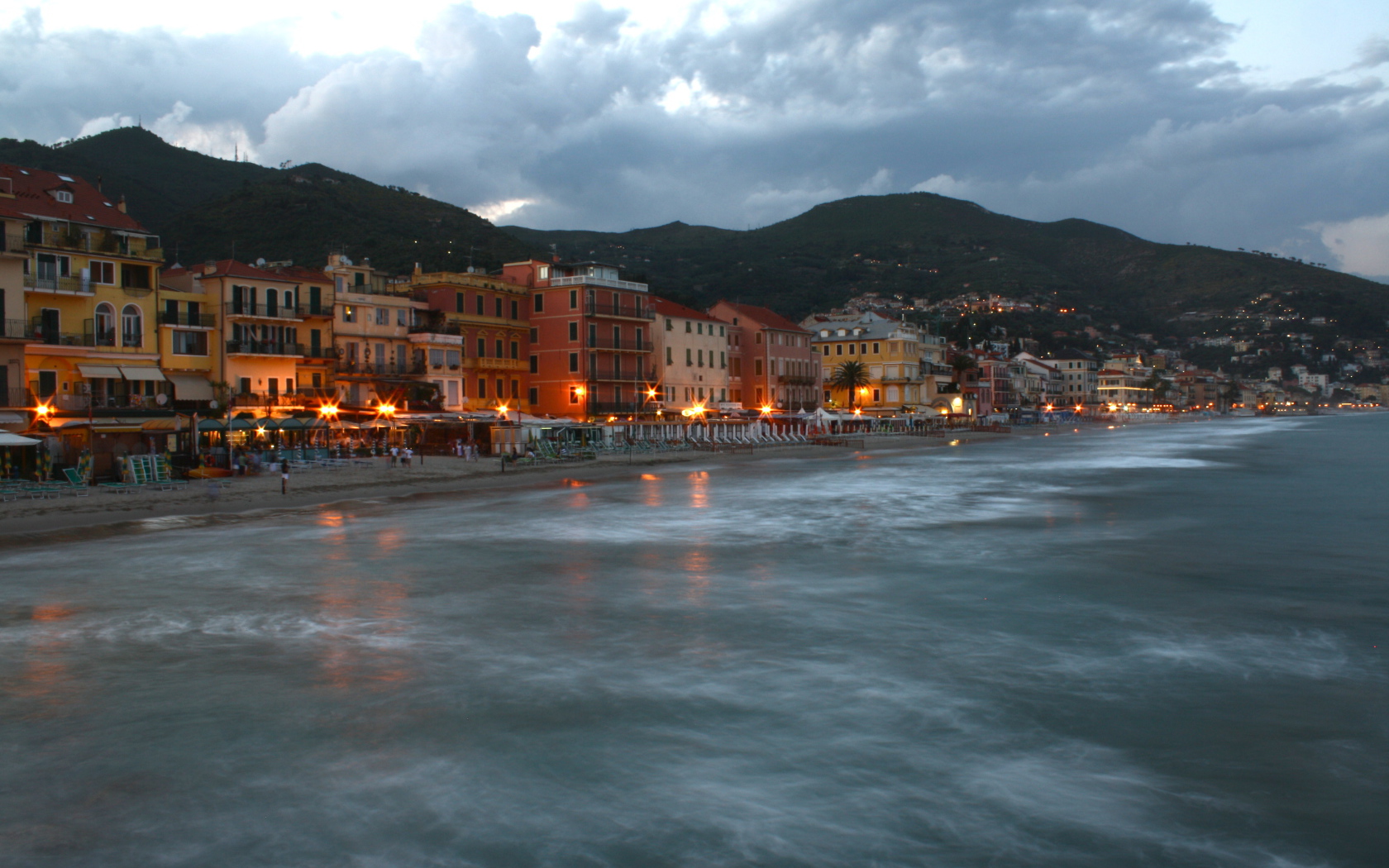 Ночные огни на курорте Алассио, Италия