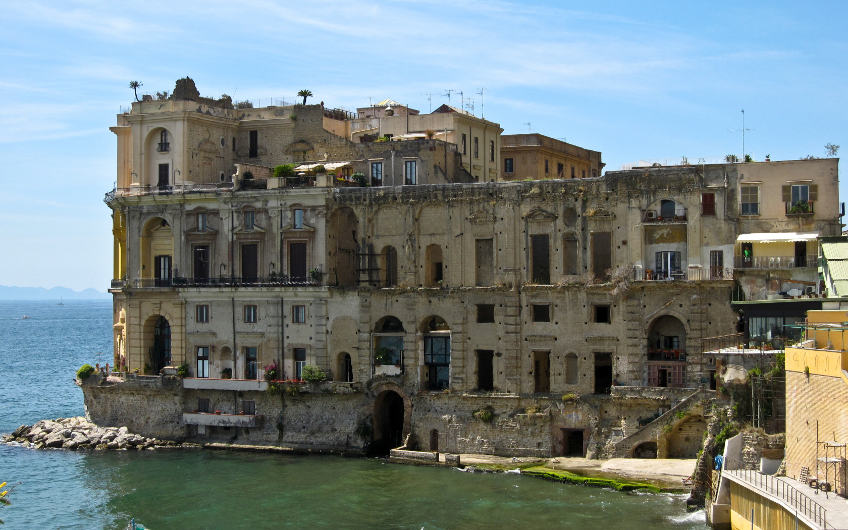 Старинный дом в Неаполе, Италия