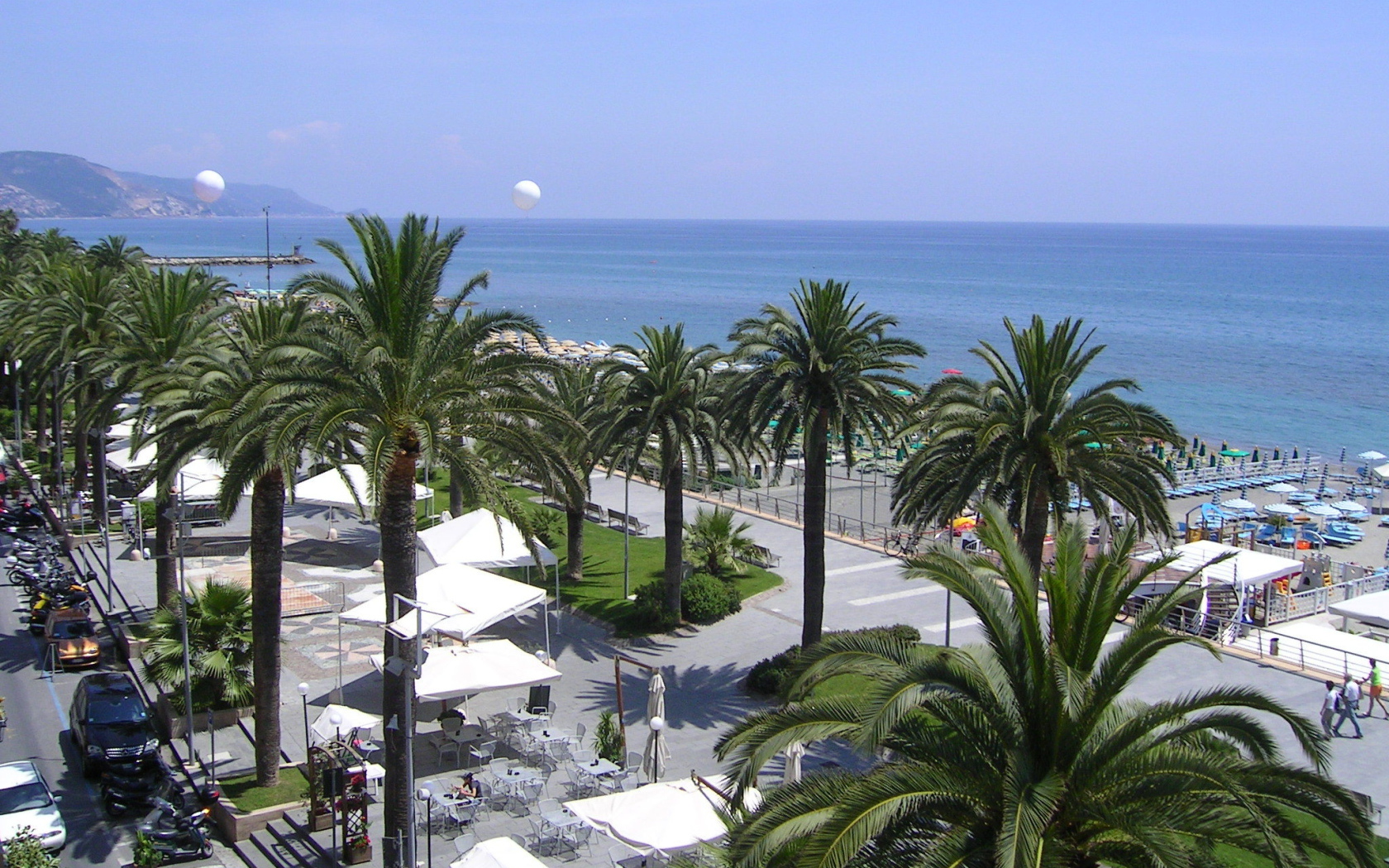 Пальмы на пляже в Лоано, Италия