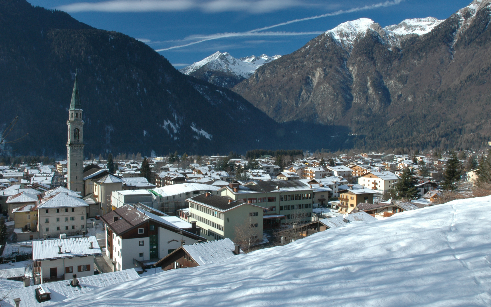 Панорама города на горнолыжном курорте Мадонна ди Кампильо, Италия