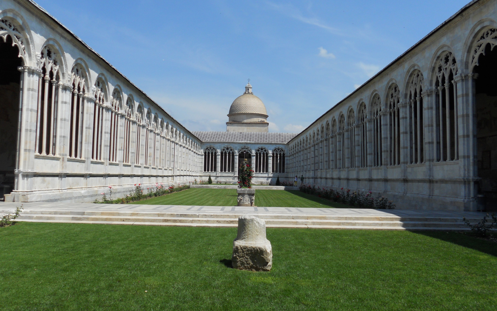 Внутренний дворик собора в Пизе, Италия