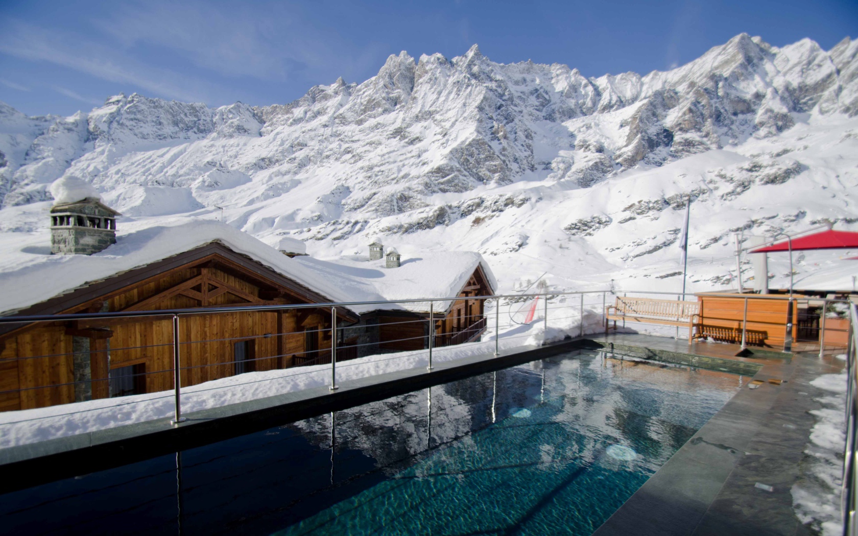 Бассейн в отеле на горнолыжном курорте Червиния, Италия