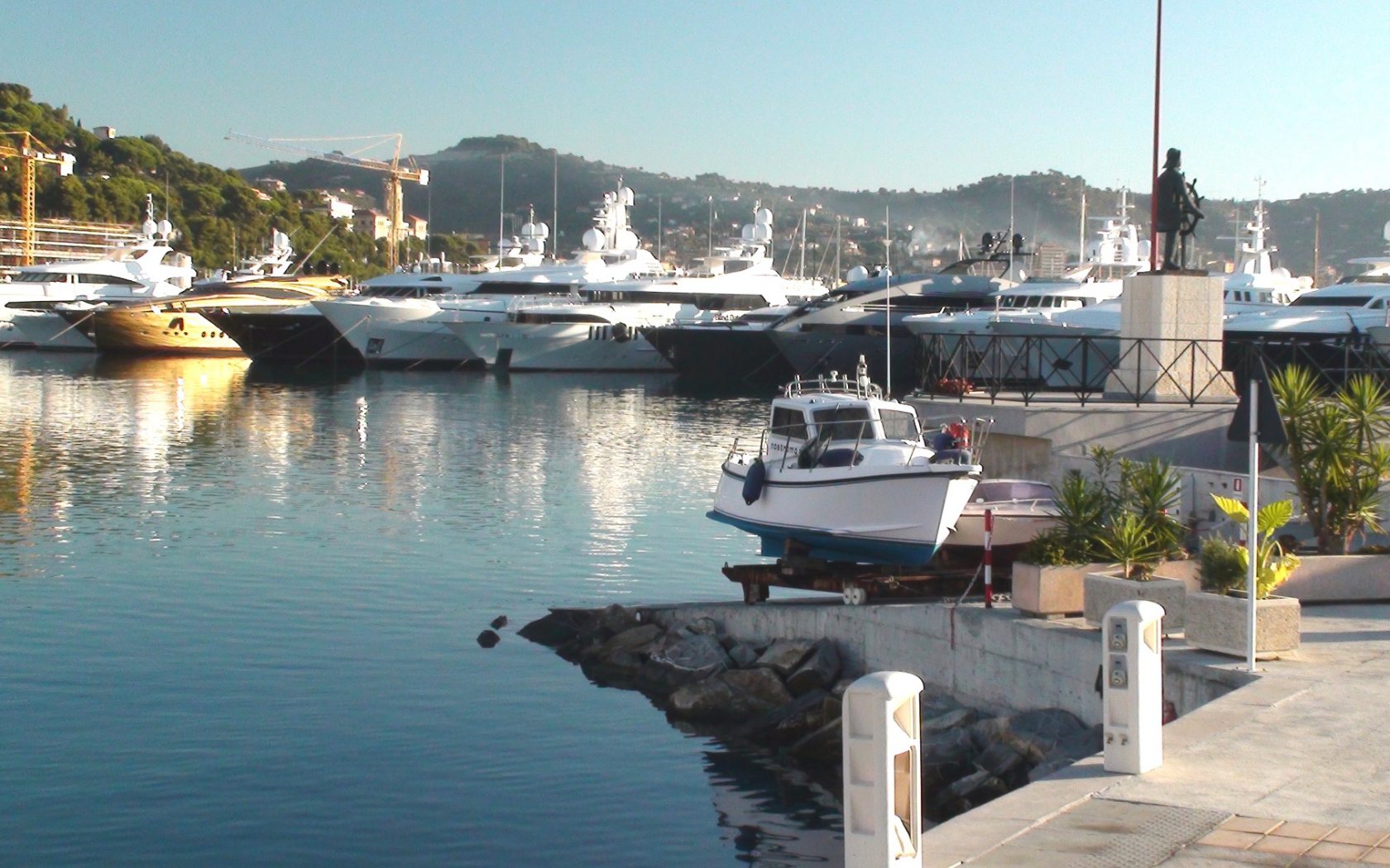 Набережная на курорте Империя, Италия