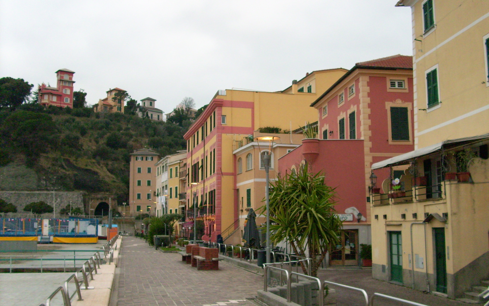 Набережная на курорте Челле Лигуре, Италия