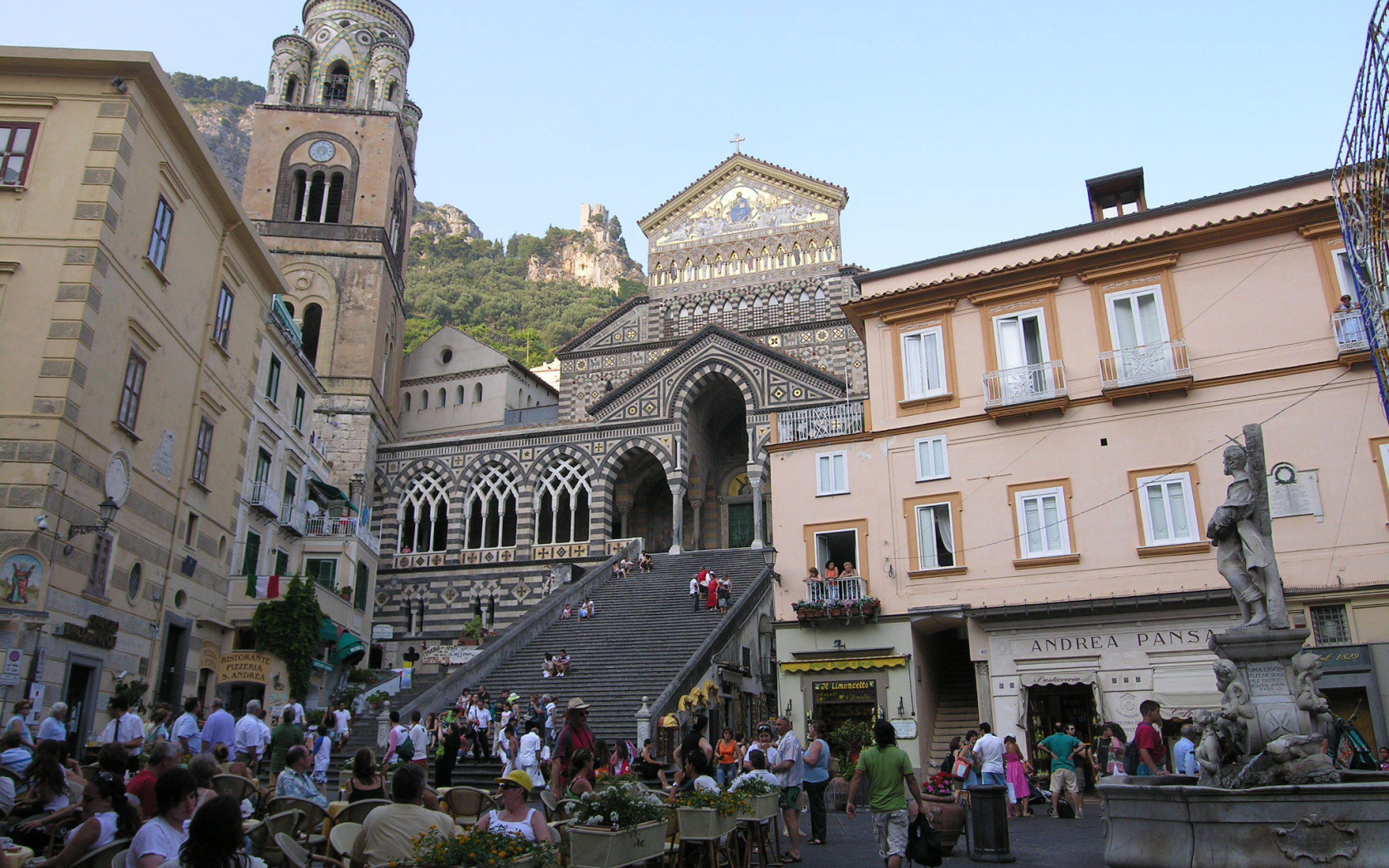 Отдых в уличном кафе на курорте в Амальфи, Италия