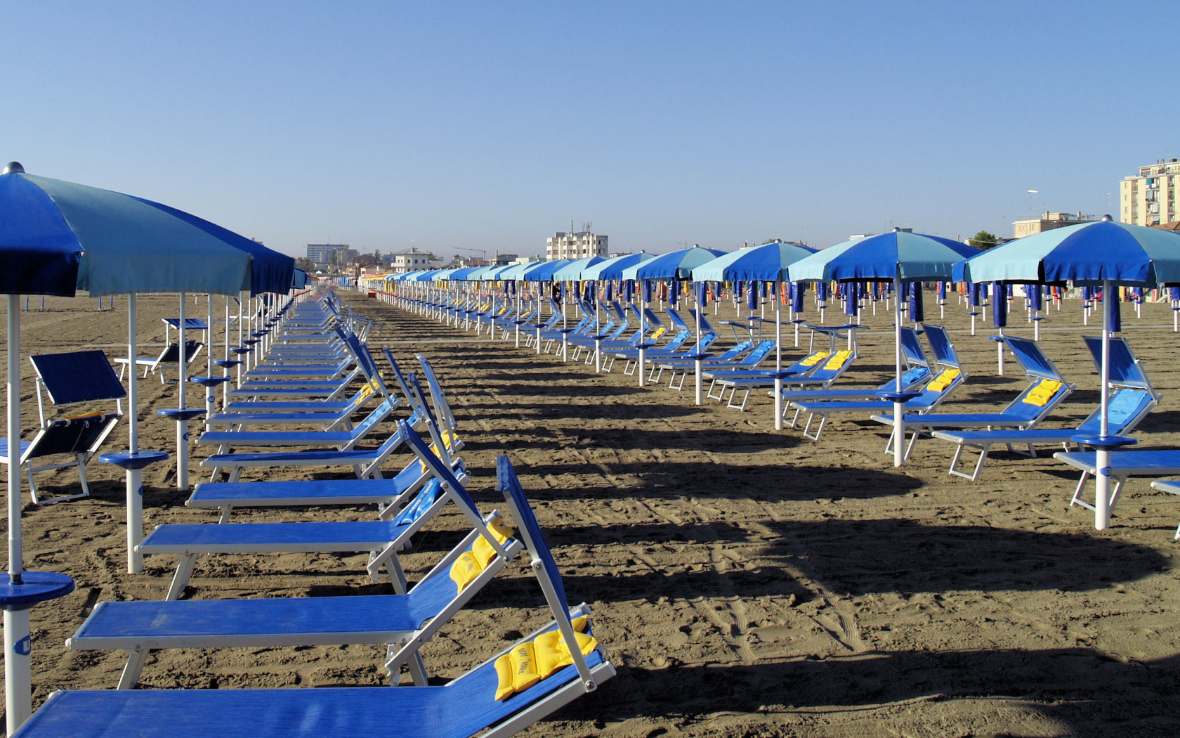 Весенний отдых на пляже на курорте Сан Бартоломео Аль Маре, Италия