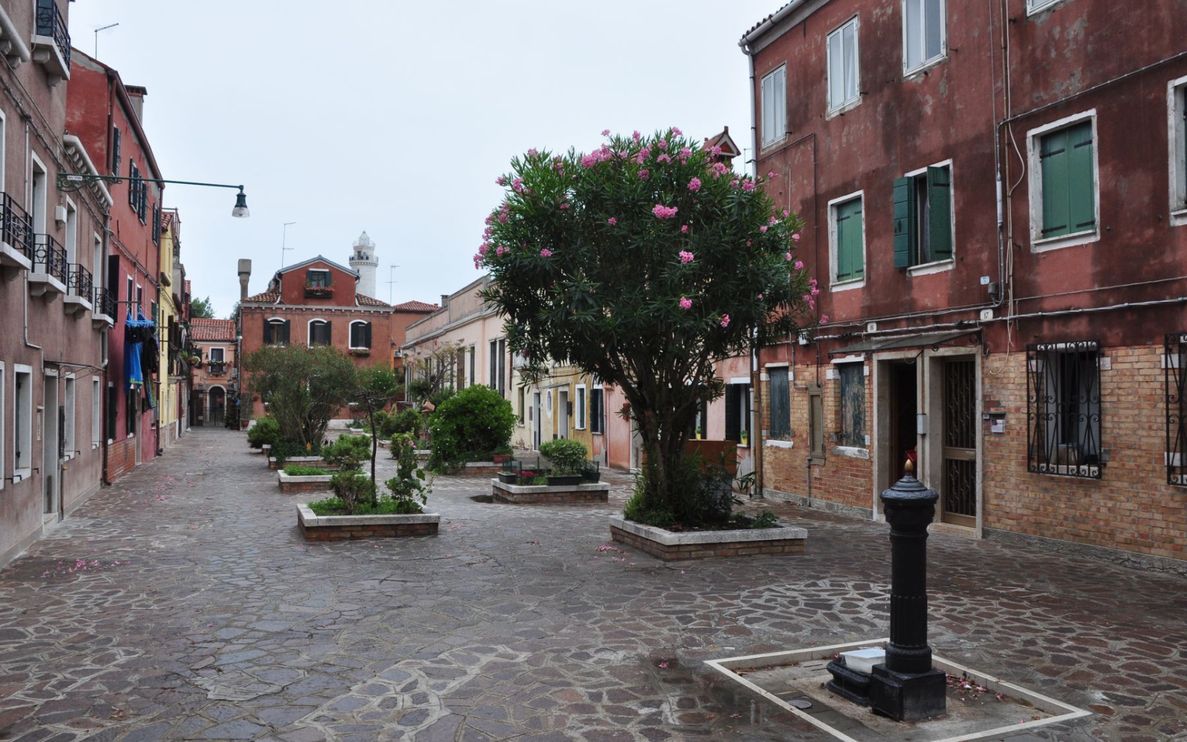 Улица в городе на острове Мурано, Италия