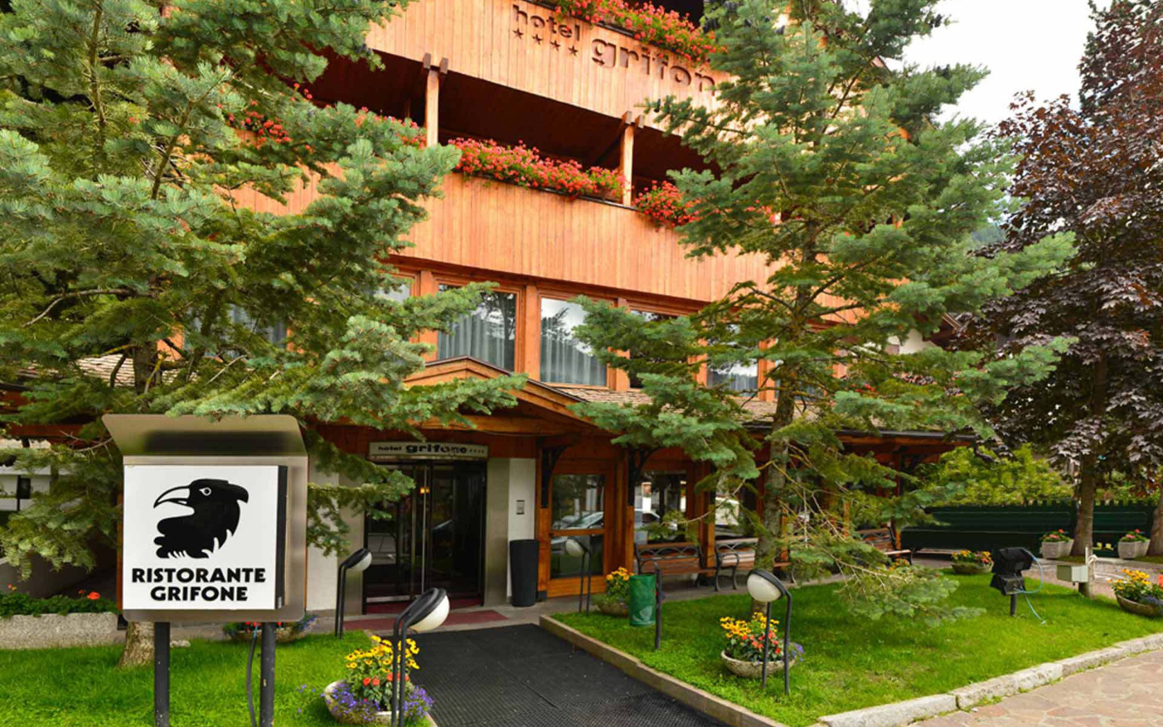 Летний вид отеля Грифон на горнолыжном курорте Мадонна ди Кампильо, Италия