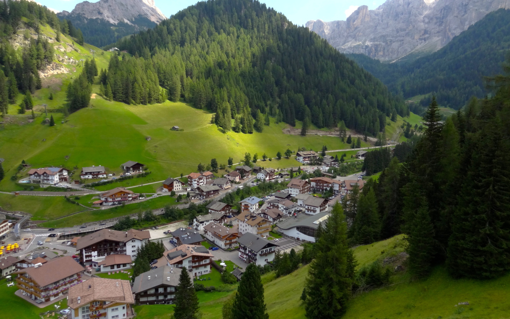 Летний пейзаж на горнолыжном курорте Сельва, Италия